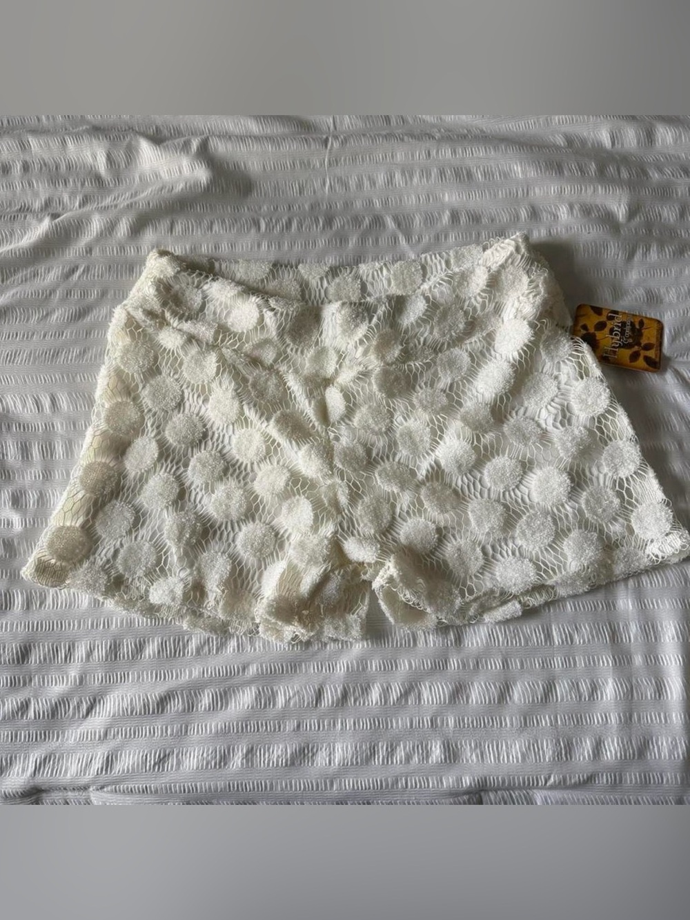 Hybrid & company Cream Lace Floral Overlay Shorts